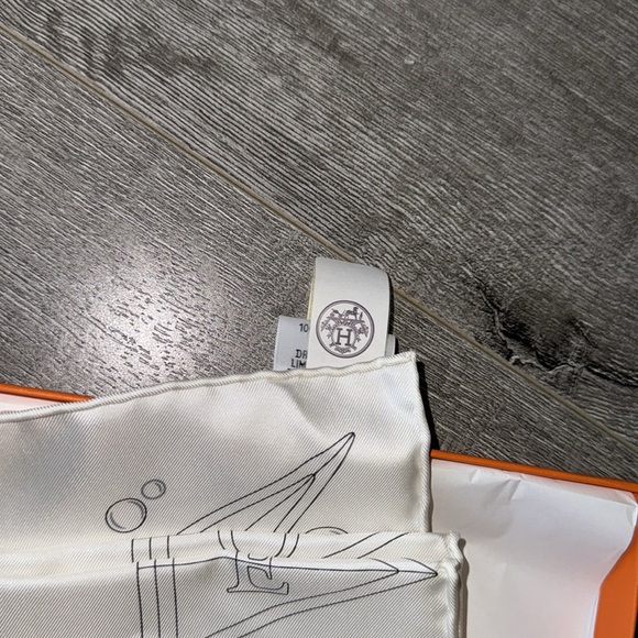 Brand new Hermes 90cm Hermes Flagship 100% silk scarf - Picture 10 of 11